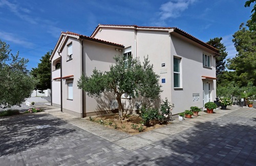 Banjol Apartment | Two bedroom apartment with terrace Banjol, Rab (A-12838-b)