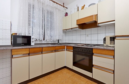 Mundanije Apartment | Two bedroom apartment with balcony Banjol, Rab (A-16082-a)