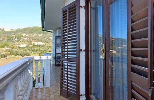 Mundanije Apartment | Two bedroom apartment with balcony Banjol, Rab (A-16082-a)