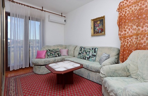 Mundanije Apartment | Two bedroom apartment with balcony Banjol, Rab (A-16082-a)