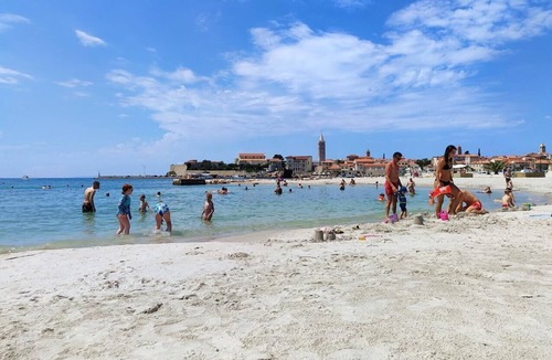 Mundanije Apartment | Two bedroom apartment with balcony Banjol, Rab (A-16082-a)