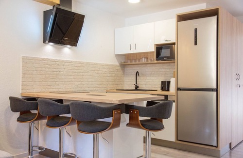 Milna Apartment | Two bedroom apartment with terrace and sea view Milna, Vis (A-8895-b)