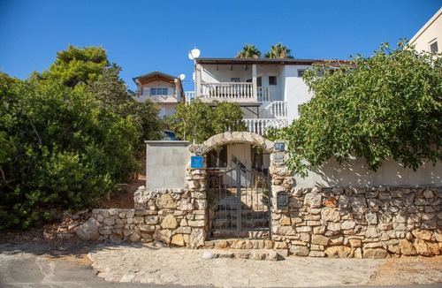 Milna Apartment | Two bedroom apartment with terrace and sea view Milna, Vis (A-8895-b)
