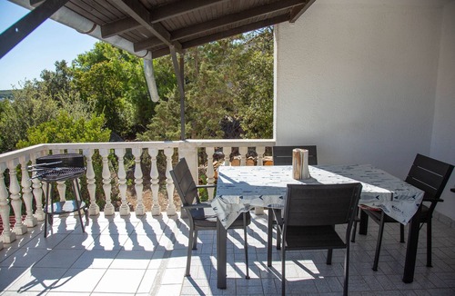 Milna Apartment | Two bedroom apartment with terrace and sea view Milna, Vis (A-8895-b)