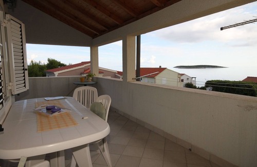 Milna Apartment | Two bedroom apartment with terrace and sea view Milna, Vis (A-8896-a)