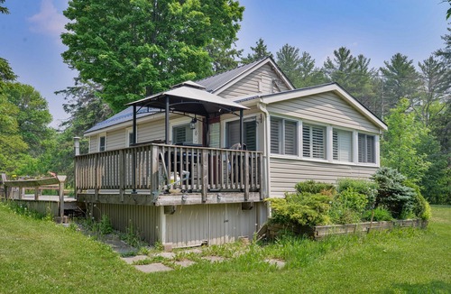 Muskoka Lakes Cottage | Two Bedroom Cottage with Loft Close To Bala