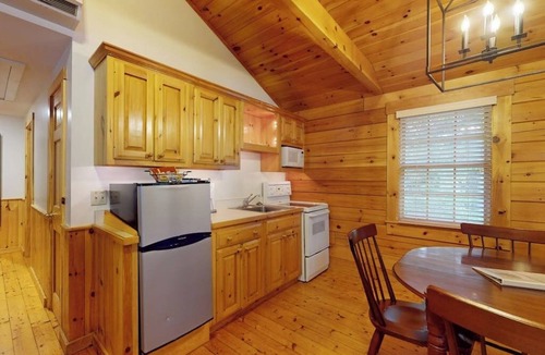 Northport Cabin | Two-bedroom dog-friendly cabin with firepit, gym & trails for your next escape