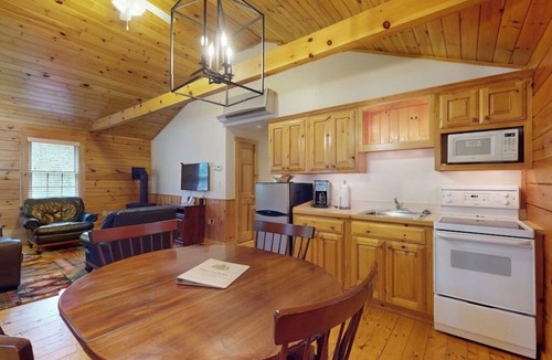 Northport Cabin | Two-bedroom dog-friendly cabin with firepit, gym & trails for your next escape