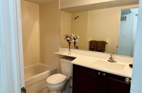 Oakville House | Two bedroom Dundas and Trafalgar