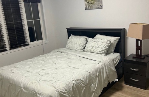 Oakville House | Two bedroom Dundas and Trafalgar