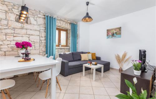 Rezanci House | Two-Bedroom Holiday Home In Svetvincenat