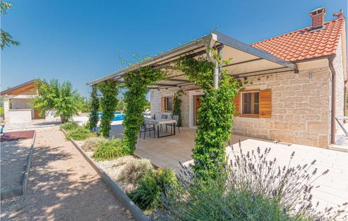 Drnis House | Two-Bedroom Holiday Home In Pakovo Selo