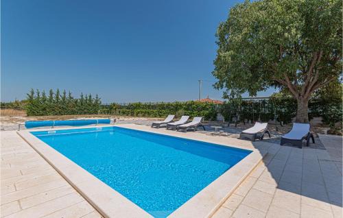 Drnis House | Two-Bedroom Holiday Home In Pakovo Selo