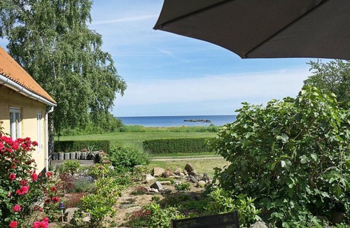 Svaneke Apartment | Two-Bedroom Holiday home in Svaneke 4