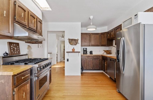 Excelsior House | Two Bedroom Home Near the Freeway for Easy Access