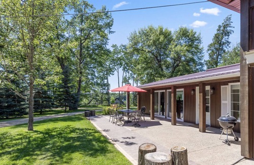 Nisswa House | Two-Bedroom House on 5-Acres with Outdoor Hot Tub, Sauna, and Tennis Court (plus extra cabin)