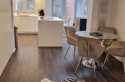 Montpelier House | Two-Bedroom House with Private Bathroom