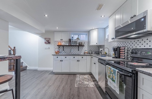 Brantford Apartment | Two Bedroom Lower Unit With 500 Mbps WiFi, Parking & Self-check in