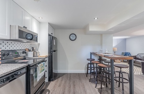 Brantford Apartment | Two Bedroom Lower Unit With 500 Mbps WiFi, Parking & Self-check in