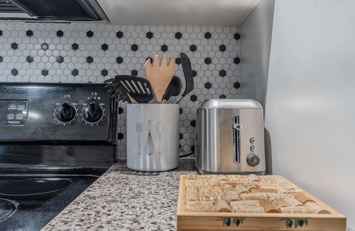 Brantford Apartment | Two Bedroom Lower Unit With 500 Mbps WiFi, Parking & Self-check in