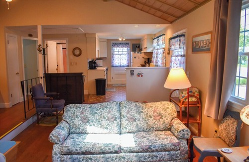 Dennis Port House | Two bedroom sleeping 6 with air conditioning