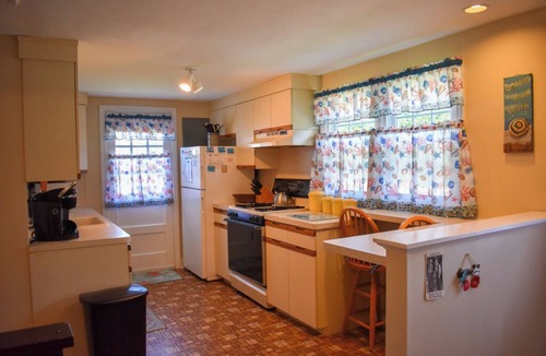 Dennis Port House | Two bedroom sleeping 6 with air conditioning