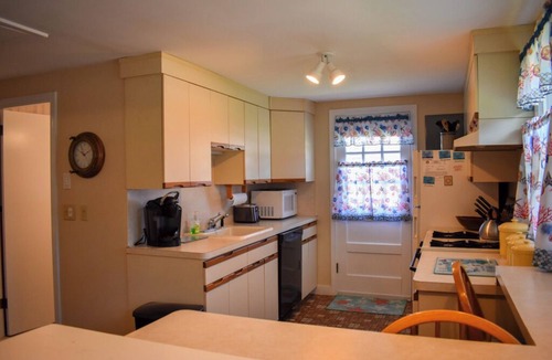 Dennis Port House | Two bedroom sleeping 6 with air conditioning