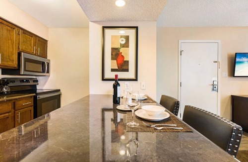 Biggs Field Hotel | Two-Bedroom Suite – Full Kitchen, Outdoor Pool & Breakfast
