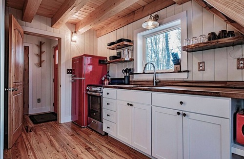 Springvale Cabin | Two bedroom treehouse in United States of America, Sanford