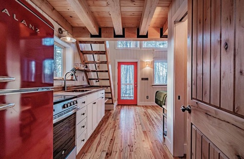 Springvale Cabin | Two bedroom treehouse in United States of America, Sanford