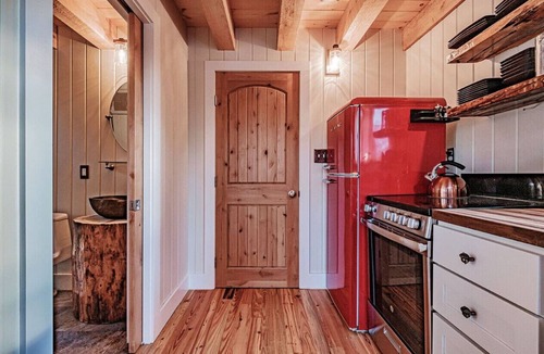Springvale Cabin | Two bedroom treehouse in United States of America, Sanford