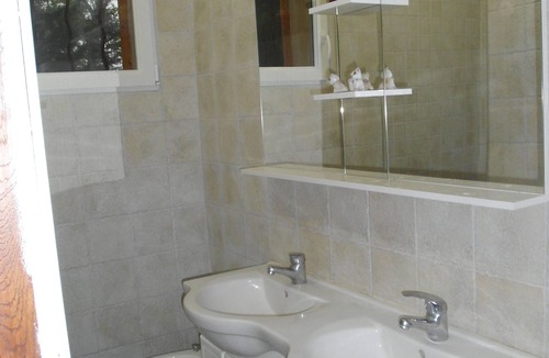 Saze House | Two bedrooms, in the countryside, near Avignon.