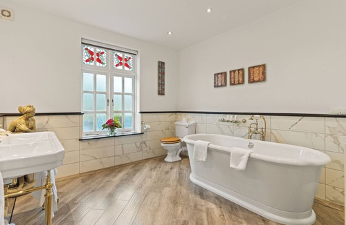 Two Bridges Hotel | Two Bridges Hotel