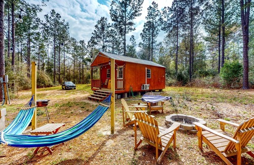 Colmesneil Cabin | Two Cabins Near Lakes w/ Firepit & Outdoor Showers