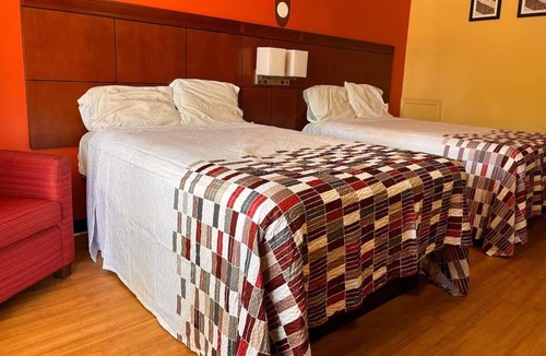 North Newport News Hotel | Two Clean & Affordable Rooms w/Private Bath – Close to Williamsburg Hotspots