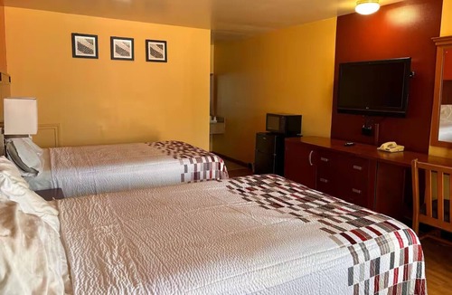 North Newport News Hotel | Two Clean & Affordable Rooms w/Private Bath – Close to Williamsburg Hotspots