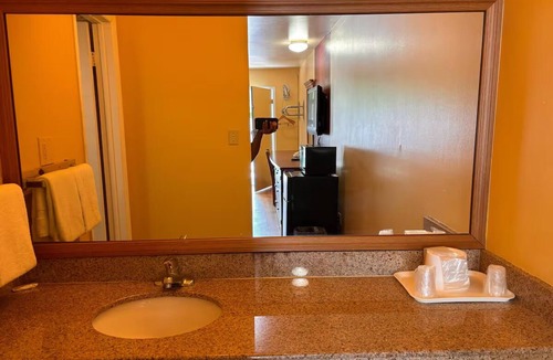 North Newport News Hotel | Two Clean & Affordable Rooms w/Private Bath – Close to Williamsburg Hotspots
