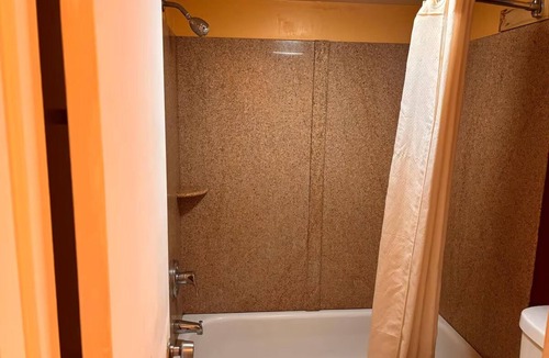 North Newport News Hotel | Two Clean & Affordable Rooms w/Private Bath – Close to Williamsburg Hotspots