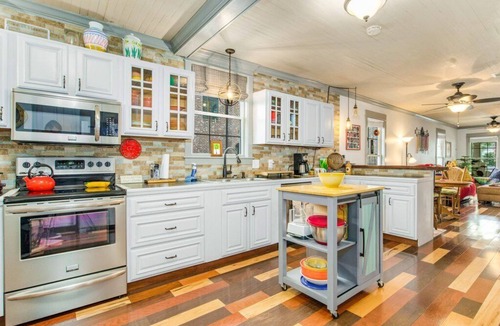 Old East Hill House | Two Couples, Two Suites, One BoHo Garden House
