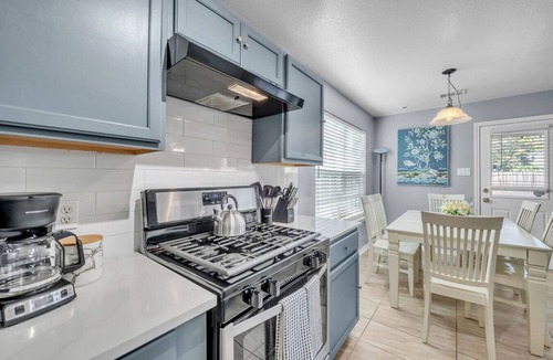 Franklin Park House | TWO Cozy Homes Prime Austin| Sleeps 12|