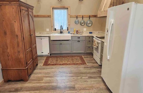 Lyndon Station Cabin | Two Crows Cabin Summa