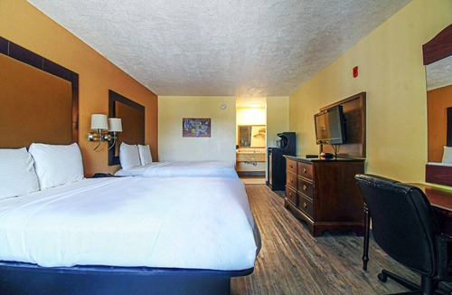Shenandoah Hotel | Two Double Beds at Scottish Inns Shenandoah Woodlands Mall, Free Parking