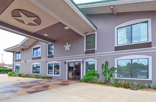Shenandoah Hotel | Two Double Beds at Scottish Inns Shenandoah Woodlands Mall, Free Parking