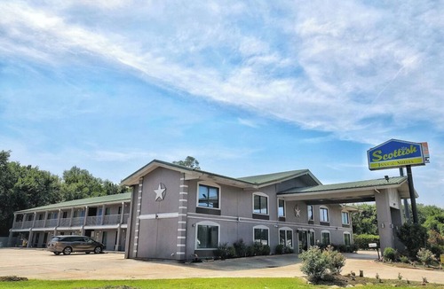 Shenandoah Hotel | Two Double Beds at Scottish Inns Shenandoah Woodlands Mall, Free Parking