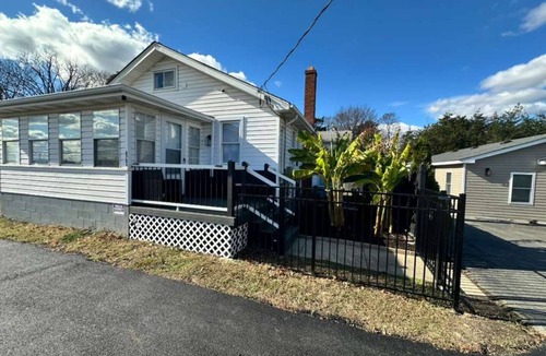 Centreville House | Two homes 1 price near Dulles sleeps 16 w/parking