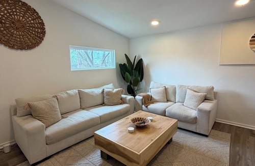 Kansas City House | Two is Better Than One! Double the Space! nLarge Groups Near Entertainment!