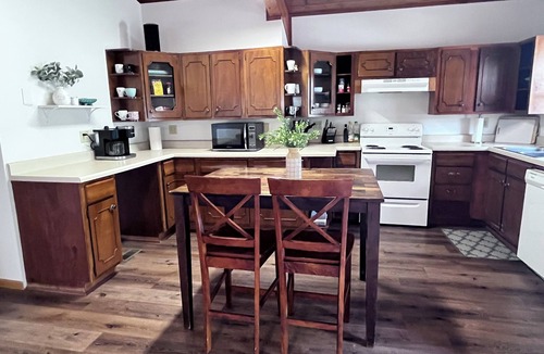 Kirksville House | TWO Kitchens, 12 guests, pets, 2 laundry
