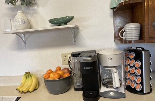 Kirksville House | TWO Kitchens, 12 guests, pets, 2 laundry