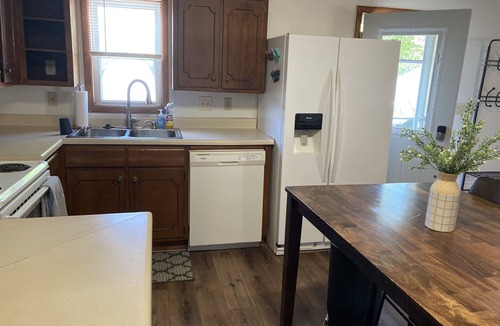 Kirksville House | TWO Kitchens, 12 guests, pets, 2 laundry