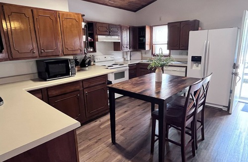 Kirksville House | TWO Kitchens, 12 guests, pets, 2 laundry